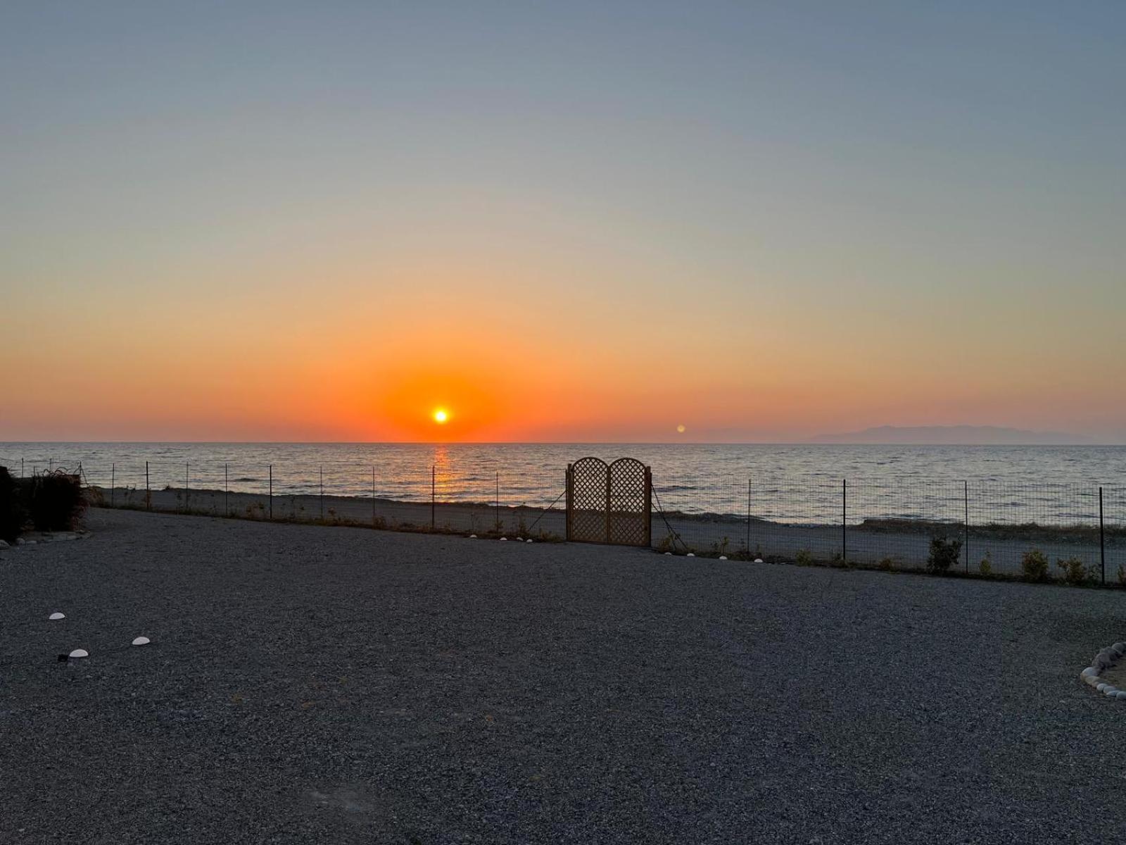 Lambou Beach Sunset Soroni Eksteriør billede
